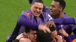 Darwin Núñez festejó con todo el transitorio 1-0 de Liverpool ante Arsenal, pegándole repetidas veces en la cabeza a un hincha de su club