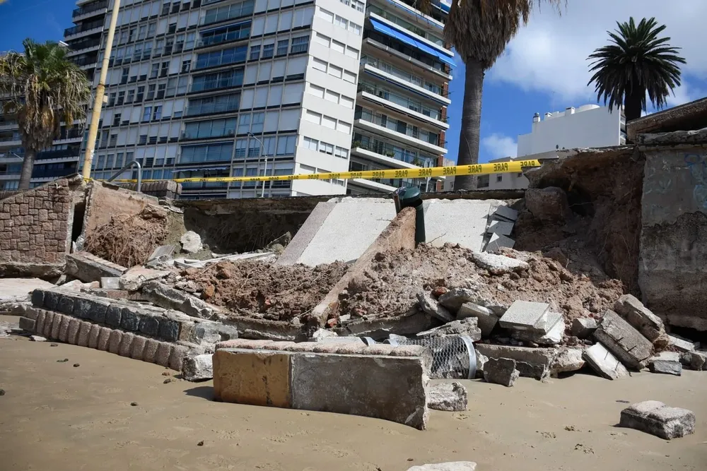 Derrumbe en el muro de la Rambla, frente a la Plaza Gomensoro