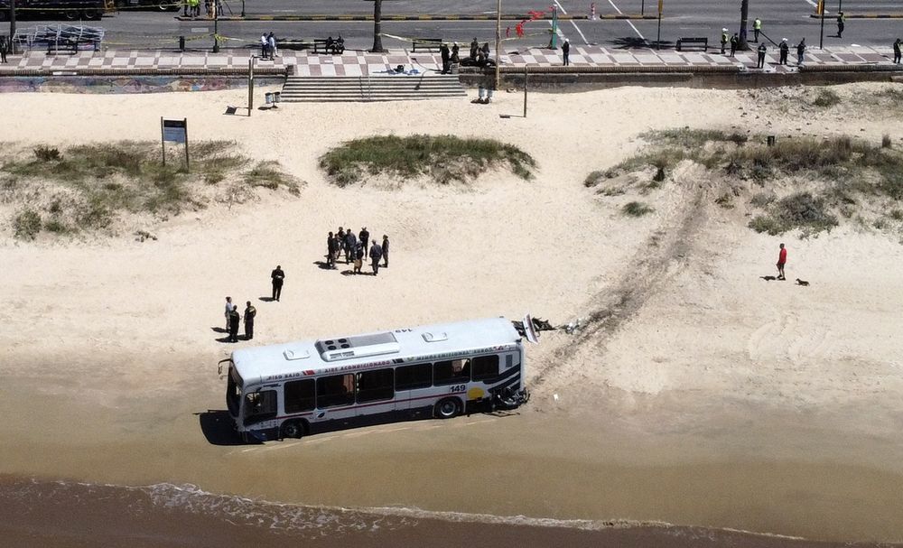 Foto del ómnibus cuando terminó en la playa de Pocitos
