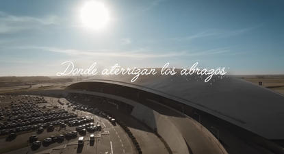 Cuando volver a casa se convierte en imagen: mirá la pieza navideña de Aeropuertos Uruguay