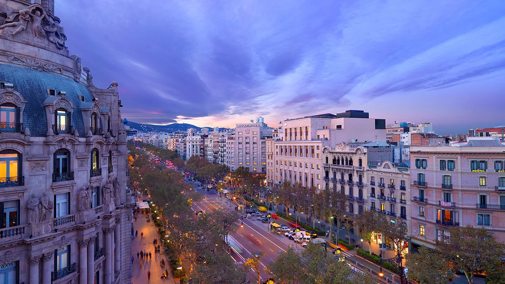 Barcelona ofrece salarios competitivos y contratos fijos para el verano 2025.