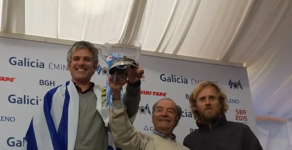Pedro Garra recibe su copa tras haber ganado en J24 al mando de Éxtasis