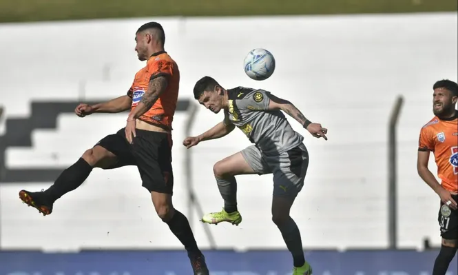 Agustín Álvarez Martínez busca por arriba ante la zaga de Sud América