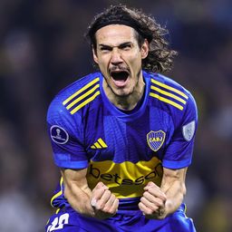 Edinson Cavani celebra un gol para Boca Juniors por Copa Sudamericana