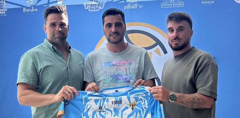 El delantero posa con sus nuevos colores de la 25-26 CD RAYO SANLUQUEÑO.