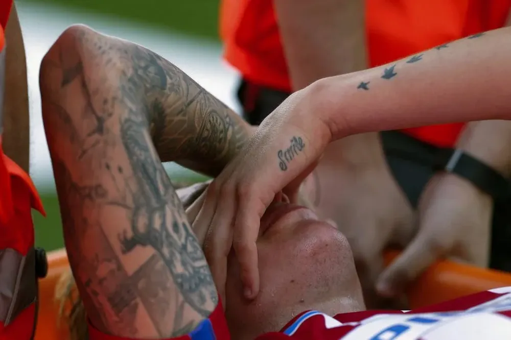Así retiraron a José María Giménez de la cancha