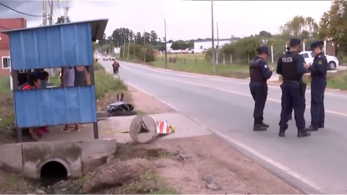 Accidente entre dos motos en Paso de la Arena: un hombre murió y vecinos denuncia demora de la ambulancia