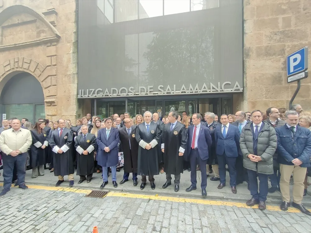 Concentración jueces a las puertas de los Juzgados de Salamanca
