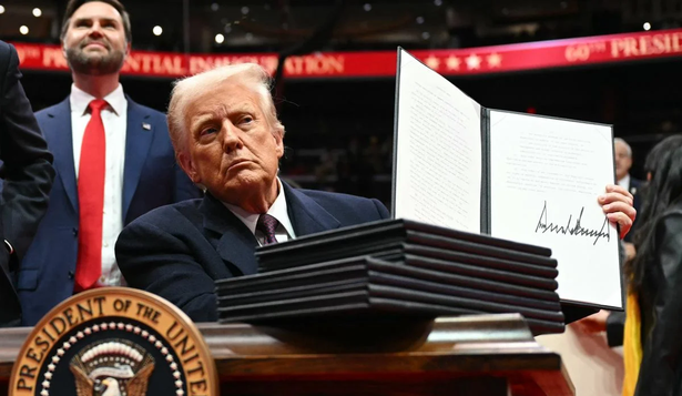 Donald Trump firma decretos en el despacho oval de la Casa Blanca