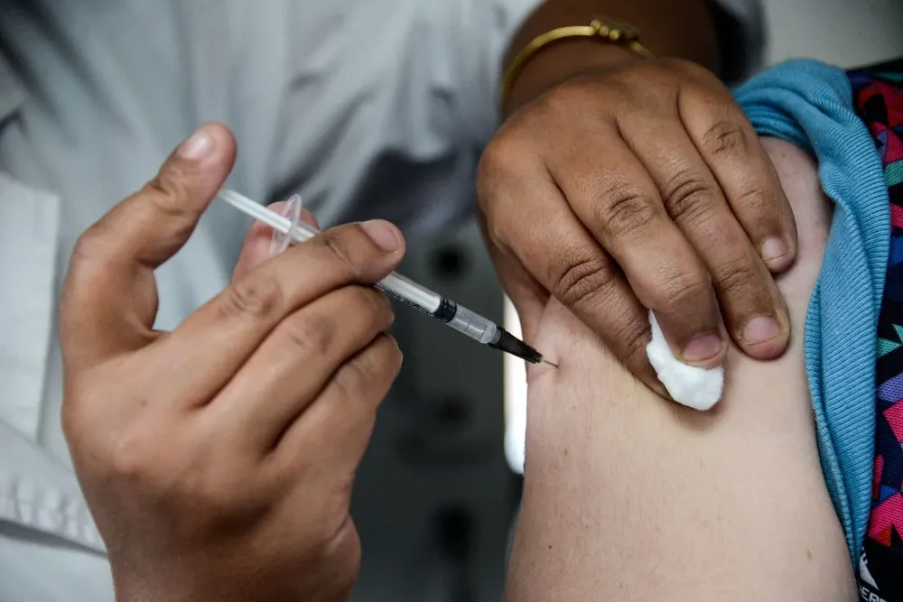 Quienes tuvieron covid-19 pueden vacunarse contra la gripe.