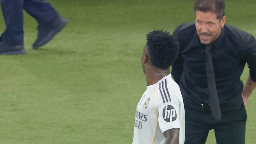 Diego Simeone y Vinicius, en plena discusión en el derbi madrileño.