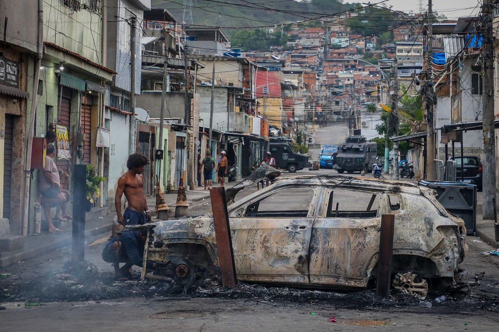La operación tuvo como objetivo la banda Comando Vermelho (Comando Rojo) en los complejos de favelas Alemão y Penha.