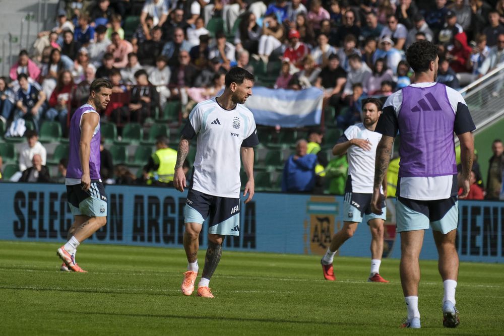 Lionel Messi durante el entrenamiento realizado en el estadio Martínez Valero previo al amistoso ante Angola