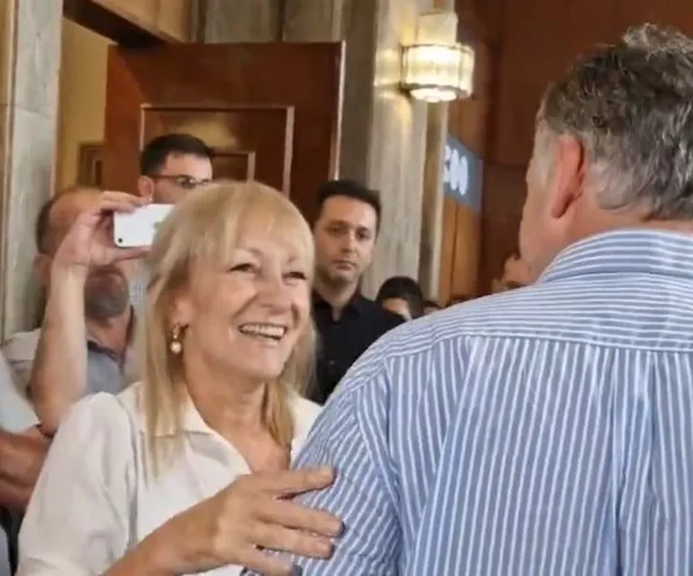 El momento en el que ambos precandidatos se abrazan