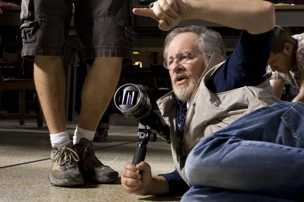 Steven Spielberg suele insertar en casi todas sus películas las letras OX de la fraternidad Theta Chi, a la que perteneció