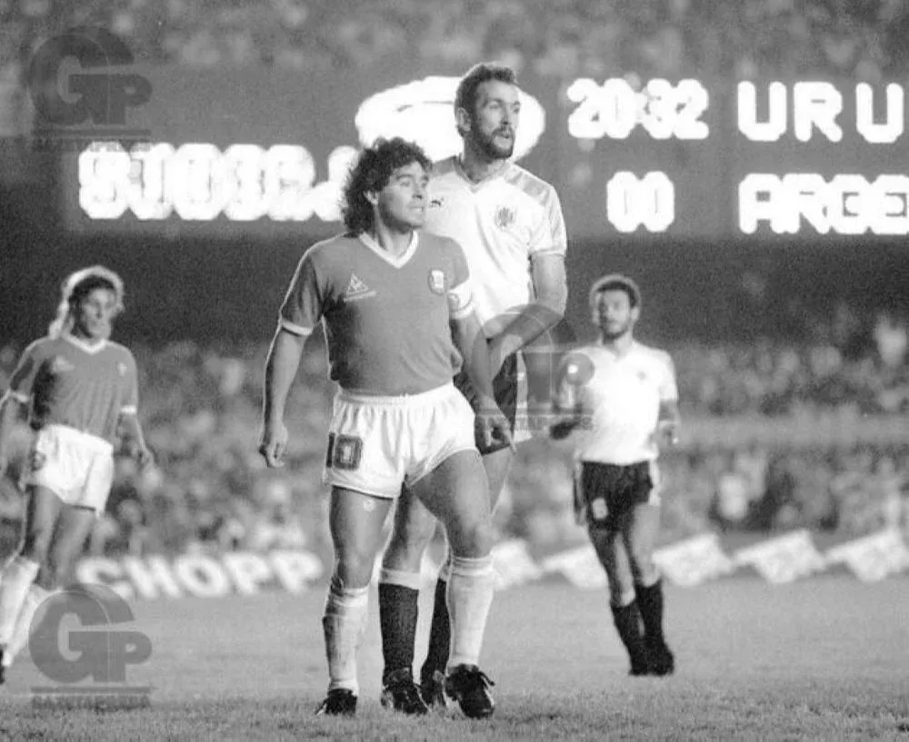 Hugo De León marcando a Diego Maradona en la Copa América de Brasil de 1989