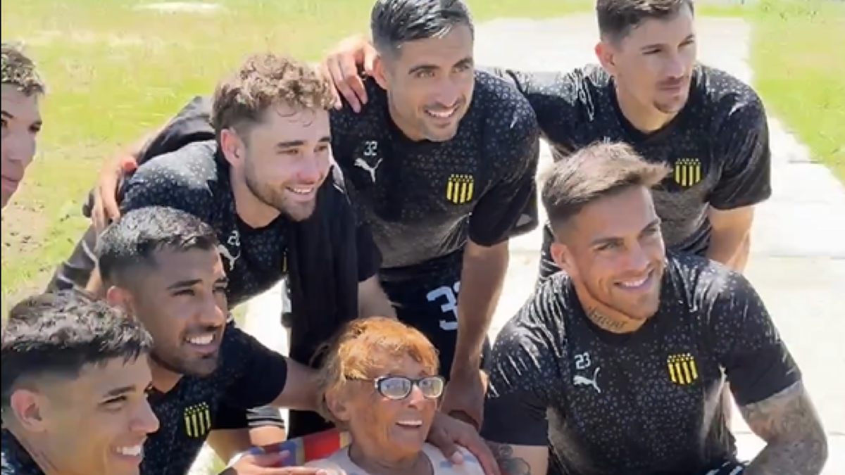 The Peñarol players celebrated the 90th birthday of Emilia, an aurinegra fan, and fulfilled her dream