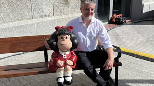 El artista argentino Pablo Irrgang, autor de las réplicas de Mafalda que existen por el mundo