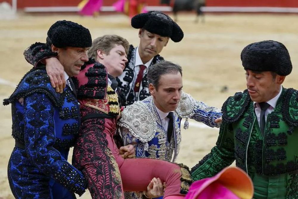Borja Jiménez trasladado a enfermería tras la estocada en Valencia