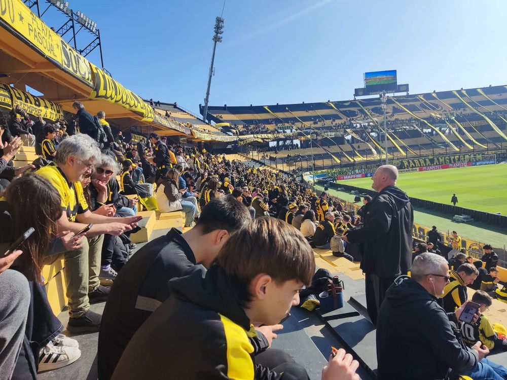 Los hinchas de Peñarol ya ingresan al Campeón el Siglo Los hinchas de Peñarol ya ingresan al Campeón el Siglo