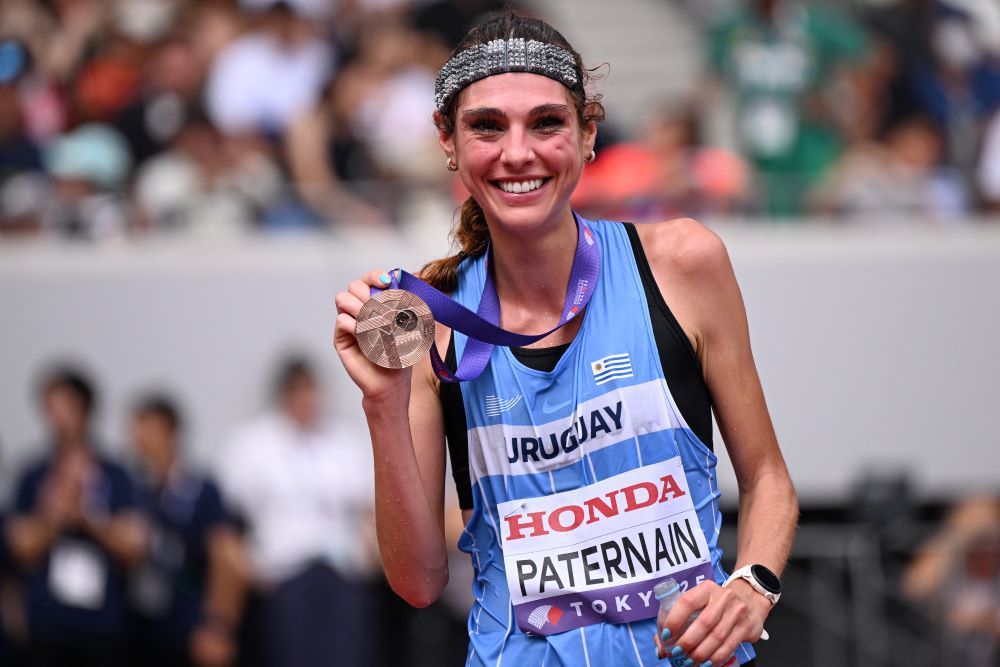 Julia Paternain de Uruguay celebra su medalla de bronce en maratón en el Mundial de atletismo de Tokio 2025 Julia Paternain de Uruguay celebra su medalla de bronce en maratón en el Mundial de atletismo de Tokio 2025