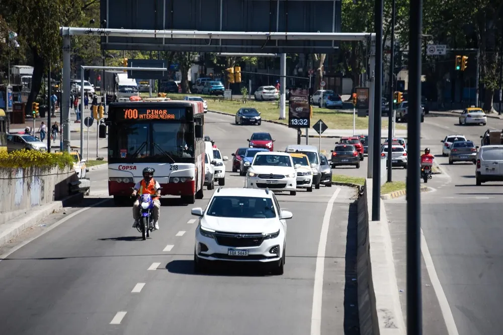 Ómnibus suburbano ingresando al túnel de Avenida Italia