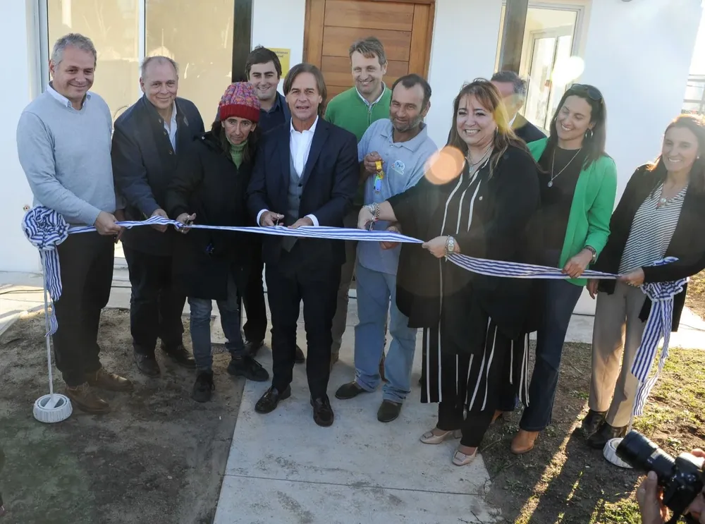 Lacalle Pou junto a Irene Moreira y otras autoridades y vecinos en la inauguración de las casas de Sitio Pintado, Florida