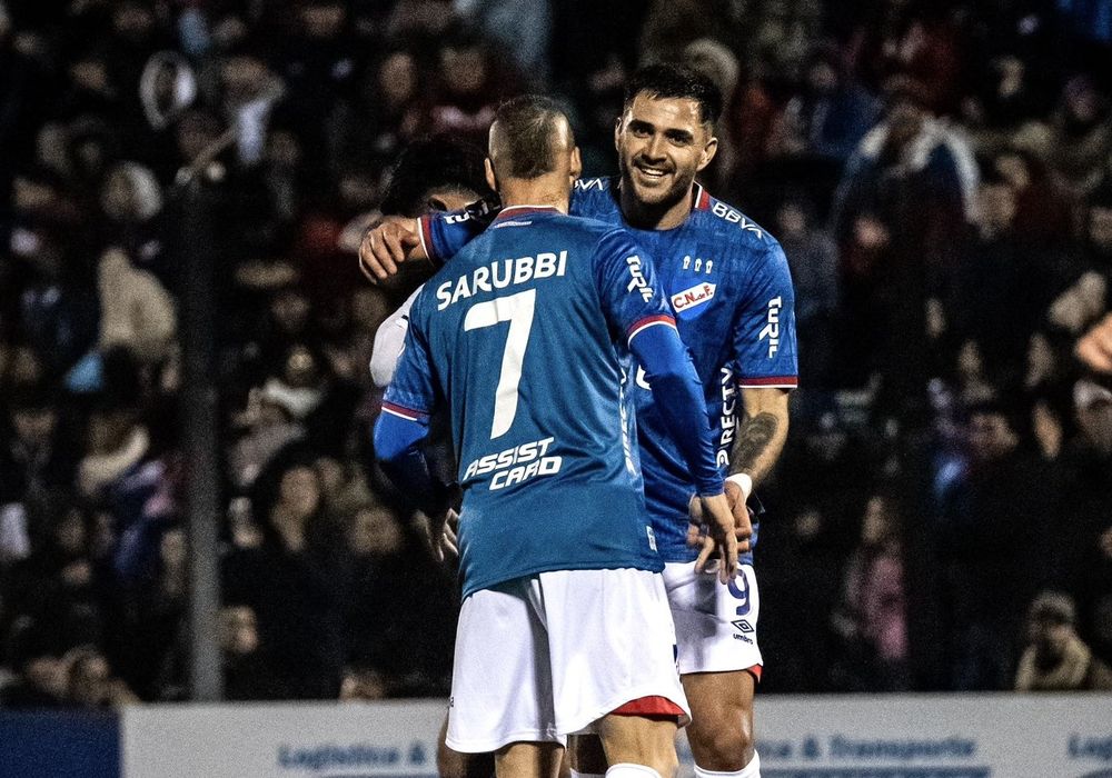 Maximiliano Gómez celebra su gol para el 1-0 de Nacional ante Paysandú FC, junto a Nicolás López