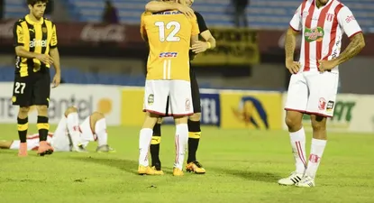 Diego Forlán y el saludo con Agustín Cousilla, golero de Villa Teresa, que descendió a la Segunda División