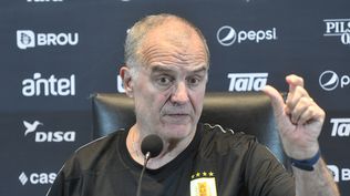 Tras el clásico, Marcelo Bielsa sorprende con la convocatoria de una joven figura de Nacional a la selección para los partidos ante Perú y Ecuador por Eliminatorias