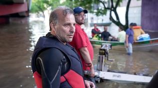 Aunque no sabía nadar y jamás había utilizado un kayak antes, Ivan Brizola pidió prestado uno y empezó a rescatar a personas.