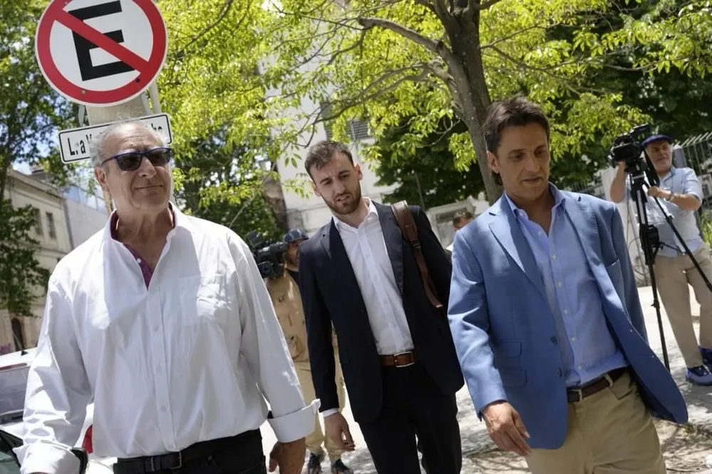 Gustavo Olmos junto a su abogado Diego Camaño