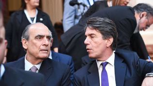 Guillermo Francos, flamante jefe de Gabinete, junto a su predecesor en el cargo, Nicolás Posse