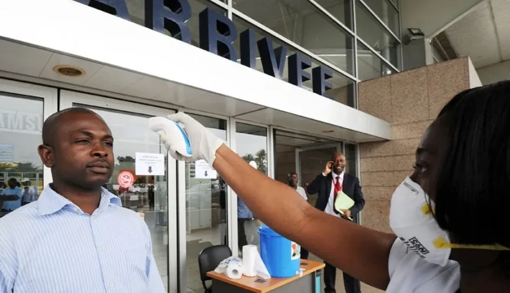 En los aeropuertos también se extreman los cuidados para evitar la expansión del virus
