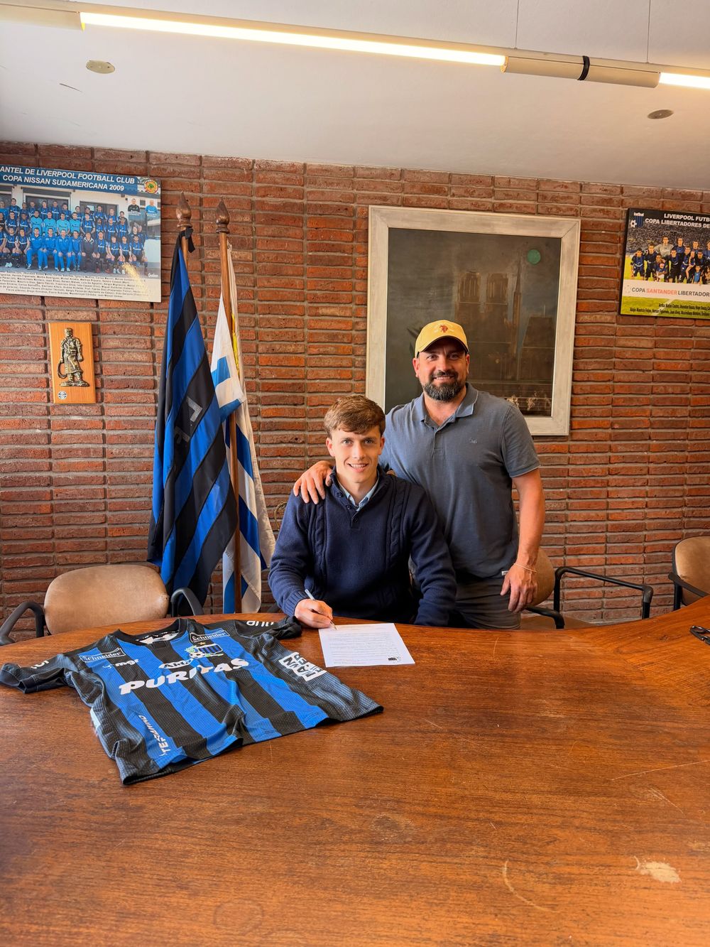 Vicenzo Macchia al firmar su contrato profesional con Liverpool