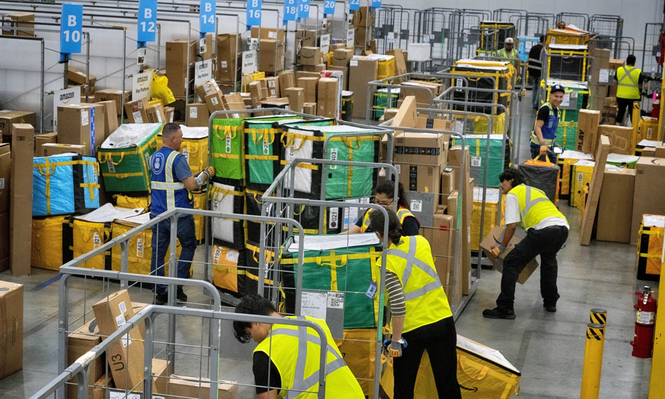 Amazon sufre el impacto de los aranceles de Trump: el CEO reconoce que los precios están subiendo en la plataforma