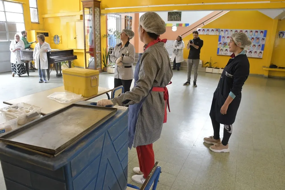 Comer en los centros educativos es una muy buena opción y no es fácil sustituirla, dijo el ministro