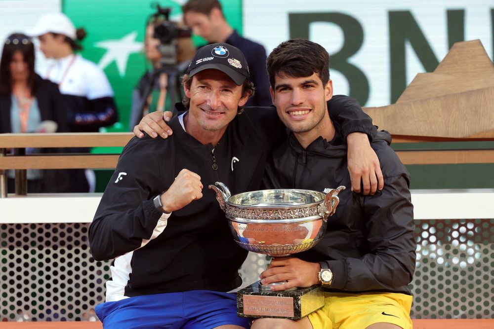 Juan Carlos Ferrero junto a Carlos Alcaraz, celebrando uno de sus Roland Garros
