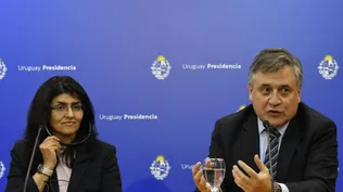 La gerenta general de inteligencia artificial y tecnologías emergentes de Microsoft Lab, Rashmi Misra y el ministro de Industria, Omar Paganini.