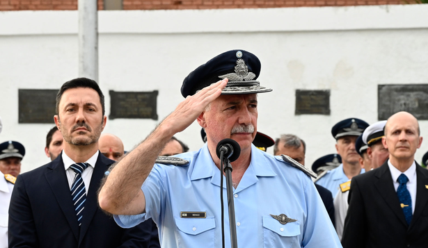 El ministro de Defensa, Luis Petri, anunció el cese del brigadier Fernando Mengo como jefe de la Fuerza Aérea Argentina