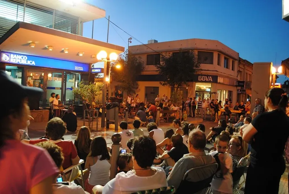 Toda la ciudad se vuelca a ver jazz en la calle, o donde sea que se cruzan los músicos.