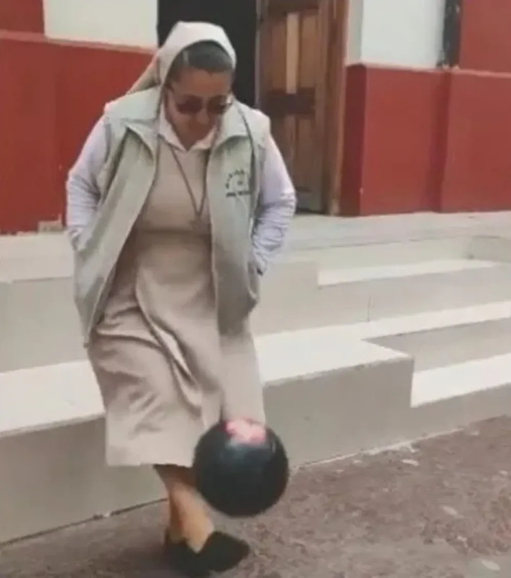 La monja que domina la pelota como nadie