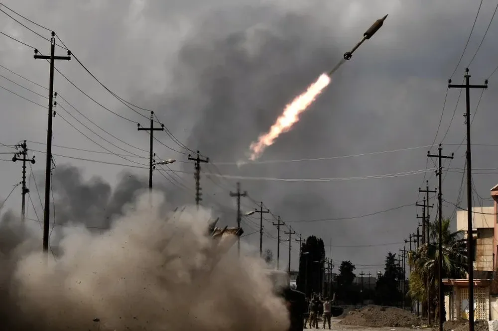 Fotografía de archivo: las fuerzas del gobierno iraquí disparan un cohete hacia las posiciones del estado islámico en Irak