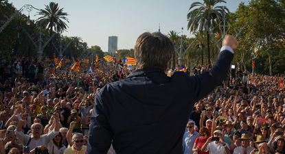 Puigdemont se dirige a sus seguidores tras su llegada a Barcelona