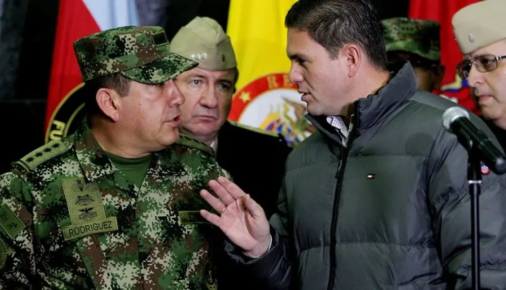 El comandante general de las Fuerzas Militares, Juan Pablo Rodríguez Barragán, y el ministro de Defensa, Juan Carlos Pinzón.