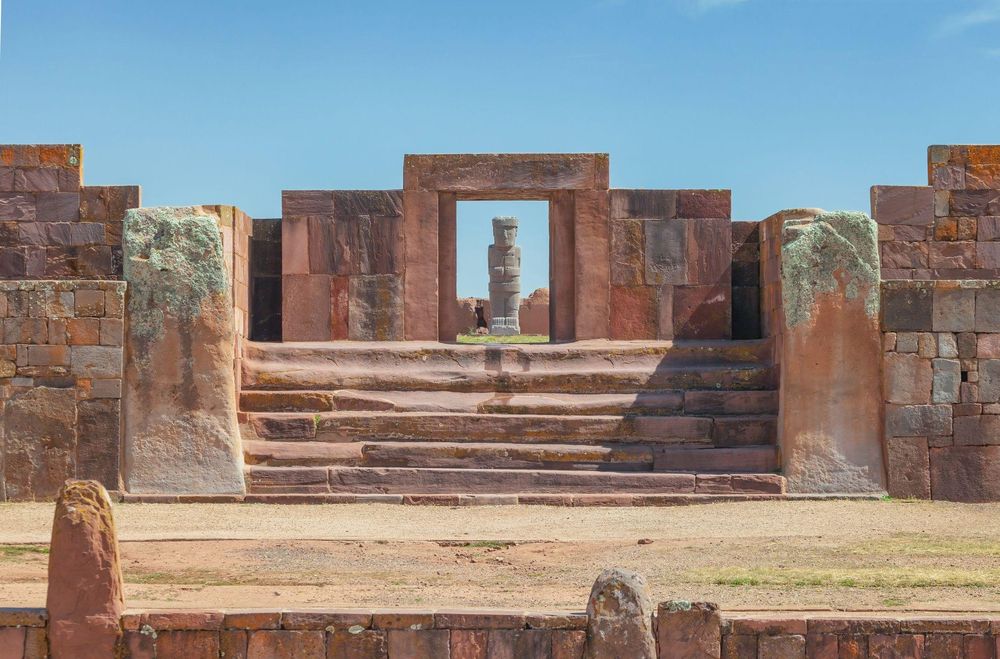 En la ruinas de Tiwanaku (Bolivia) se encontró una bolsa de un chamán llena de sustancias alucinógenas e instrumentos para utilizarlas.