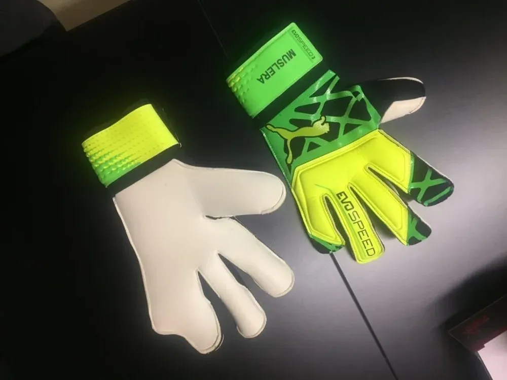 Los guantes de Muslera