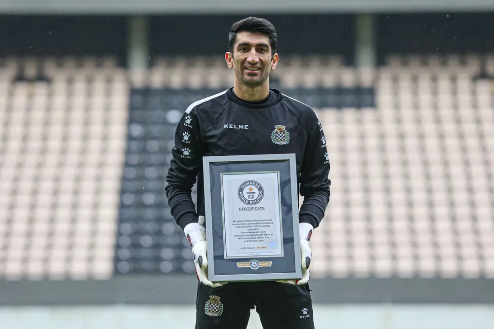 Alireza Beiranvand con su reconocimineto Guinness al saque más largo con la mano