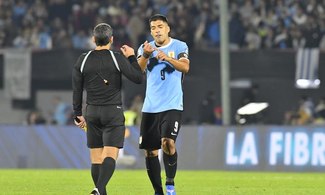 Luis Suárez le protesta al árbitro en el partido de su despedida de la selección de Uruguay ante Paraguay