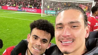 Darwin Núñez celebra con Luis Díaz el título de la Copa de la Liga Inglesa con Liverpool